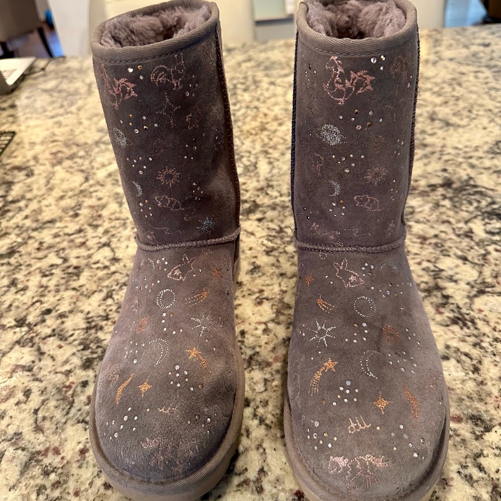 Gently worn UGG zodiac grey boot size 9